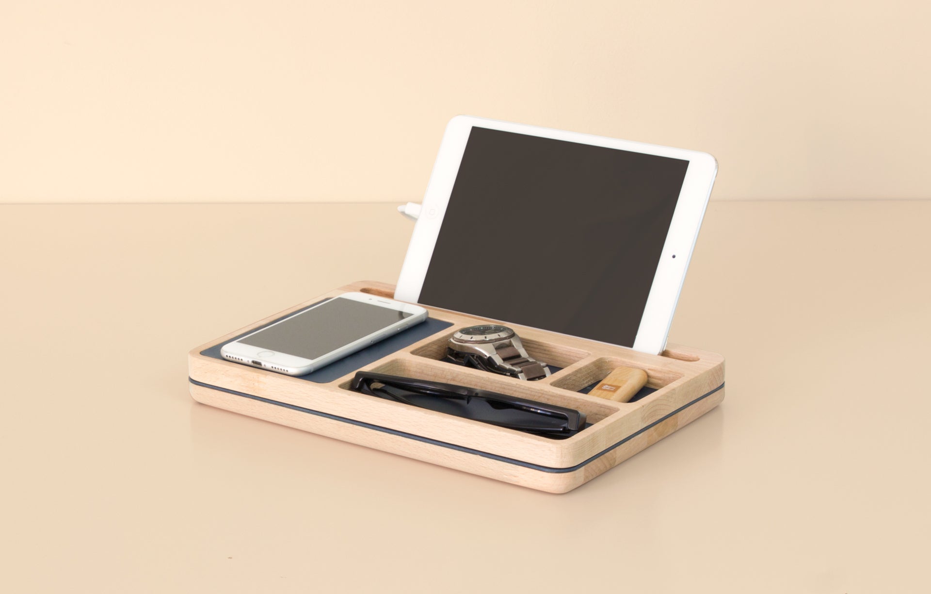 Desk organiser holding a tablet, smartphone, watch, glasses and other items